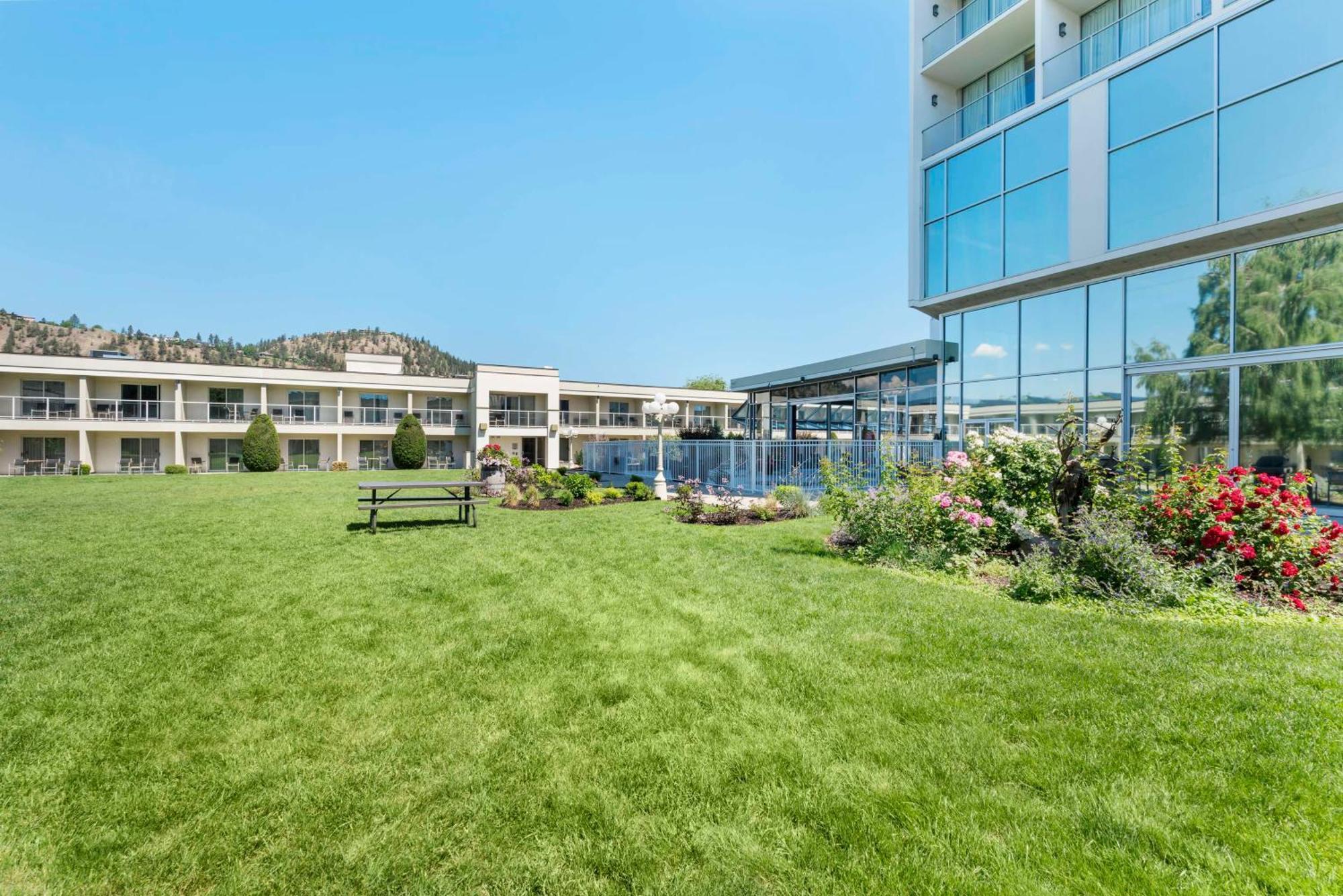 Best Western Plus Kelowna Hotel & Suites Exterior photo