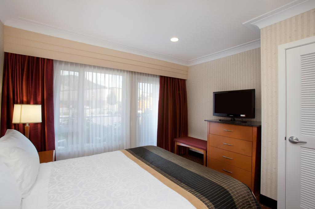 Best Western Plus Kelowna Hotel & Suites Room photo